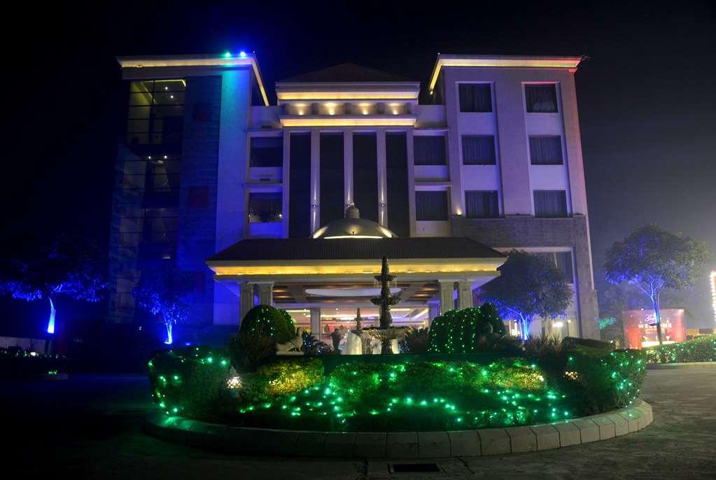 Ramada By Wyndham Varanasi Katesar Chandauli Экстерьер фото