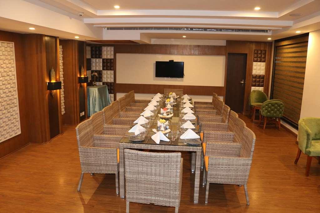 Ramada By Wyndham Varanasi Katesar Chandauli Удобства фото