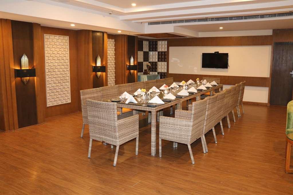 Ramada By Wyndham Varanasi Katesar Chandauli Удобства фото