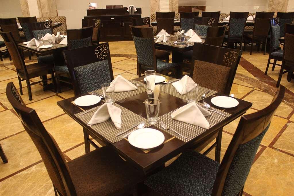 Ramada By Wyndham Varanasi Katesar Chandauli Ресторан фото